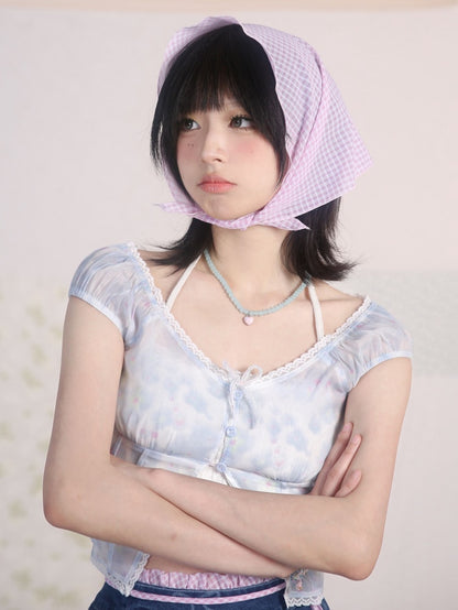 Blaues Top mit V-Ausschnitt und floralem Spitzenbesatz