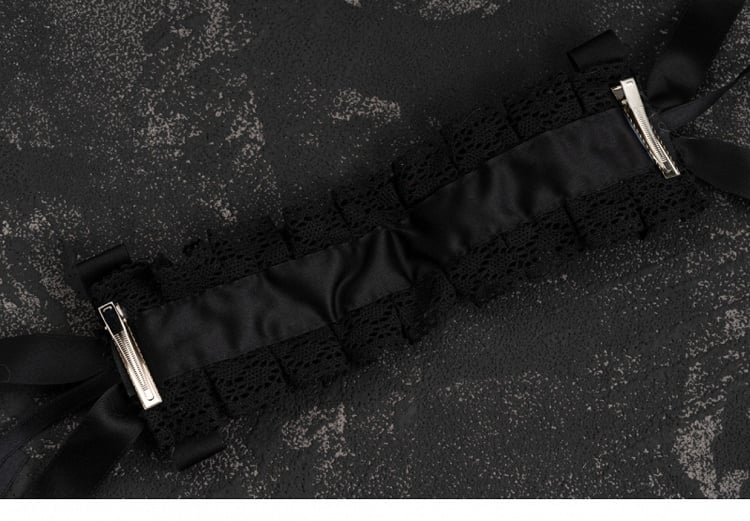 Schwarzes, handgefertigtes Haarband mit Kreuz- und Rosendetails