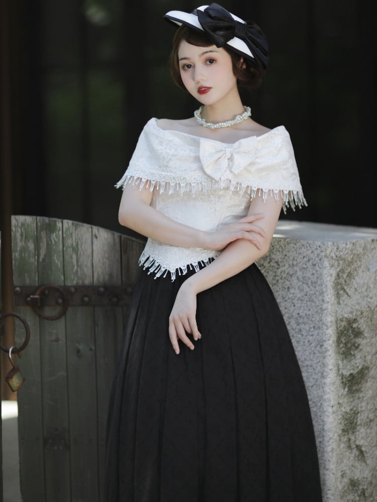 Aprikosenfarbenes, asymmetrisches Top mit schulterfreiem Ausschnitt