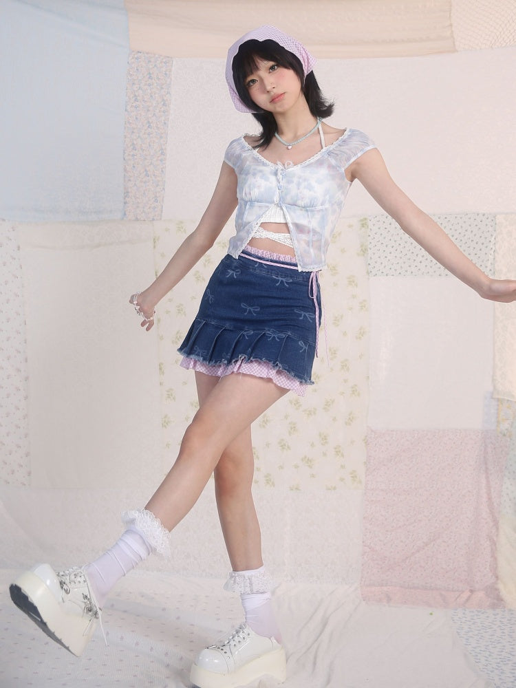 Blaues Top mit V-Ausschnitt und floralem Spitzenbesatz