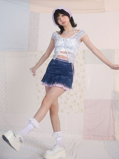 Blaues Top mit V-Ausschnitt und floralem Spitzenbesatz