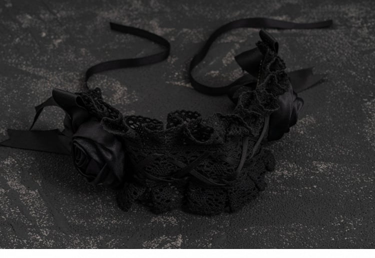 Schwarzes, handgefertigtes Haarband mit Kreuz- und Rosendetails