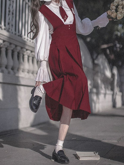 Falten-Latzrock mit Kastenbuchstaben-Stickerei Rot