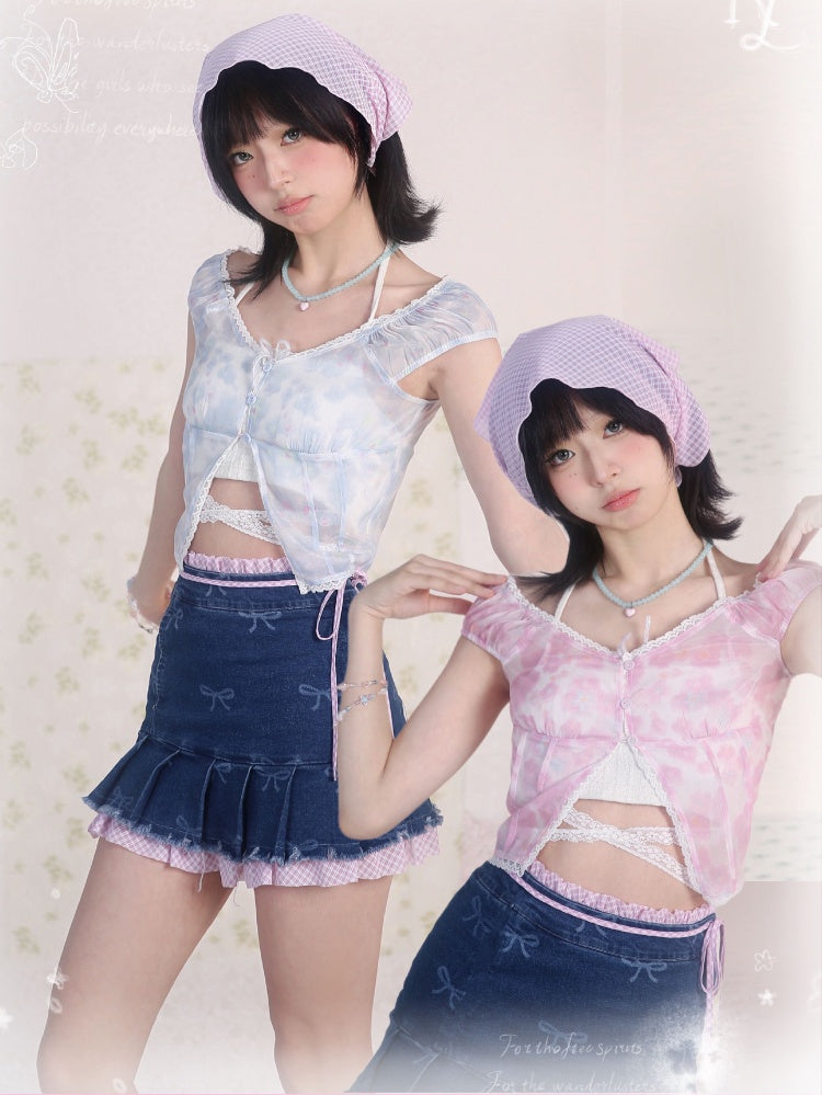 Blaues Top mit V-Ausschnitt und floralem Spitzenbesatz