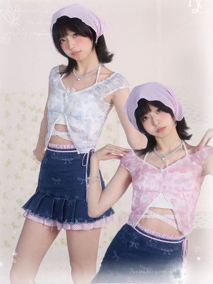 Blaues Top mit V-Ausschnitt und floralem Spitzenbesatz