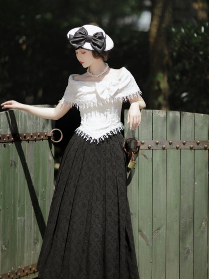 Aprikosenfarbenes, asymmetrisches Top mit schulterfreiem Ausschnitt