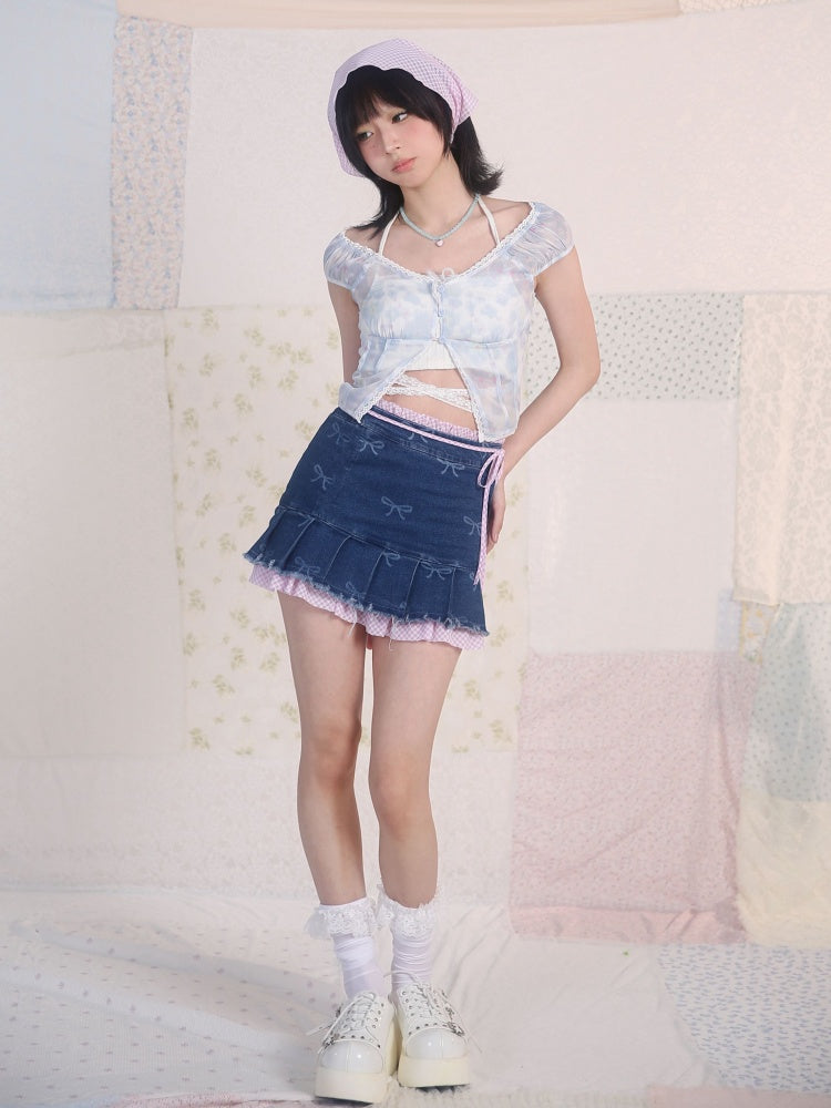 Blaues Top mit V-Ausschnitt und floralem Spitzenbesatz