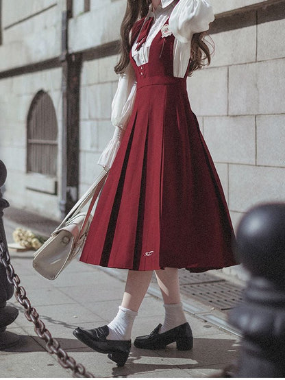 Falten-Latzrock mit Kastenbuchstaben-Stickerei Rot