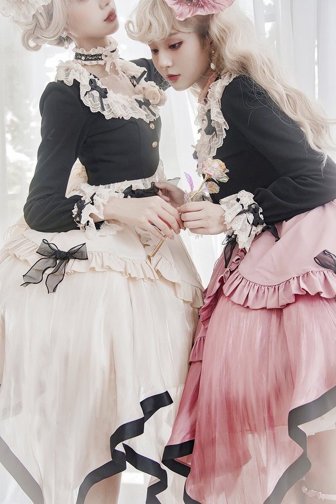 Schwarze, lange, gemütliche Strickjacke mit Schleifenärmeln und Spitzenbesatz, zarten Akzenten und