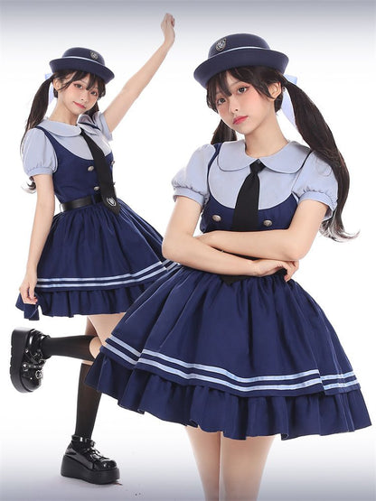 後ろにリボンが付いたネイビーブルーの帽子