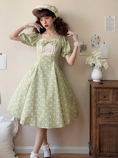 Kurzes, elegantes, klassisches Lolita-Kleid mit Blumenmuster und grünen Ärmeln, OP
