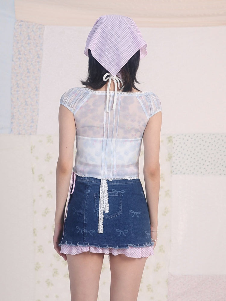 Blaues Top mit V-Ausschnitt und floralem Spitzenbesatz