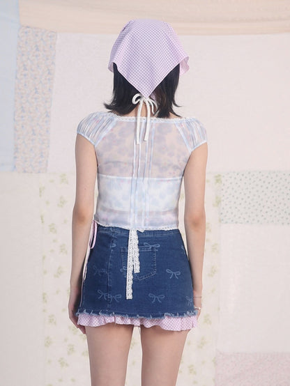 Blaues Top mit V-Ausschnitt und floralem Spitzenbesatz