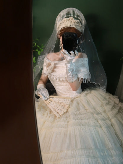 Aprikosenfarbenes, asymmetrisches Top mit schulterfreiem Ausschnitt