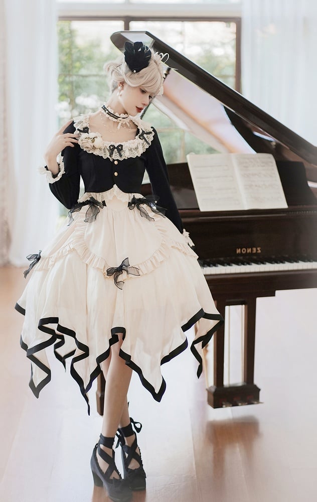 Schwarze, lange, gemütliche Strickjacke mit Schleifenärmeln und Spitzenbesatz, zarten Akzenten und