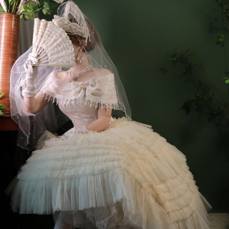 Aprikosenfarbenes, asymmetrisches Top mit schulterfreiem Ausschnitt