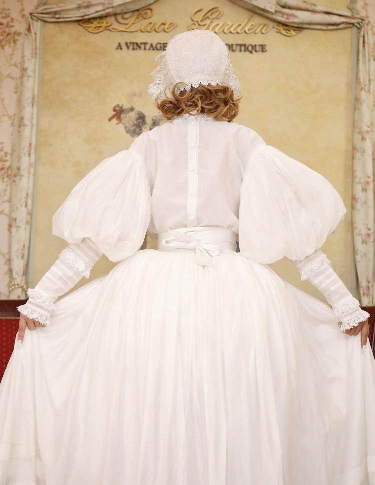 Weiße Bluse mit Lammkeulenärmeln und weißer Rock im langen Set