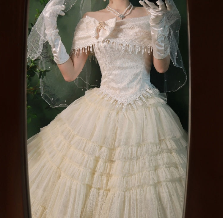 Aprikosenfarbenes, asymmetrisches Top mit schulterfreiem Ausschnitt