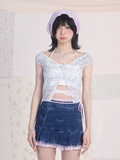 Blaues Top mit V-Ausschnitt und floralem Spitzenbesatz