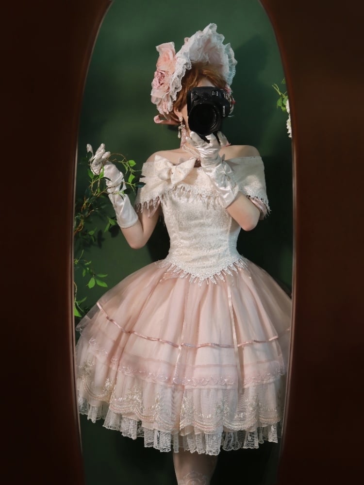 Aprikosenfarbenes, asymmetrisches Top mit schulterfreiem Ausschnitt