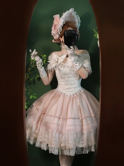 Aprikosenfarbenes, asymmetrisches Top mit schulterfreiem Ausschnitt