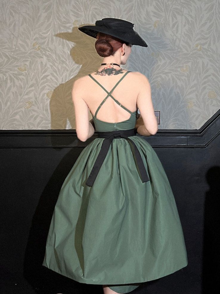 Grüner Rock mit Volantsaum und selbstbindenden Trägern