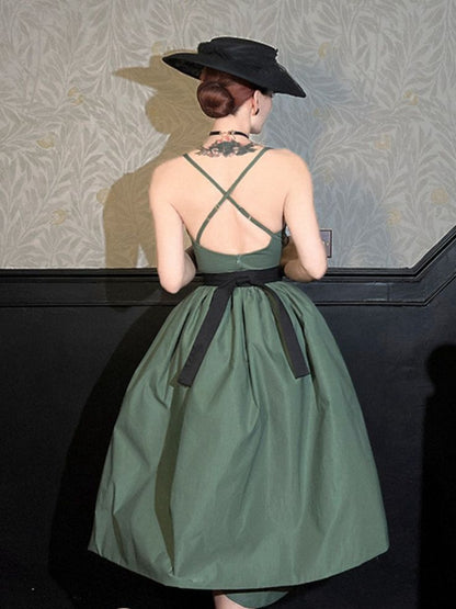 Grüner Rock mit Volantsaum und selbstbindenden Trägern