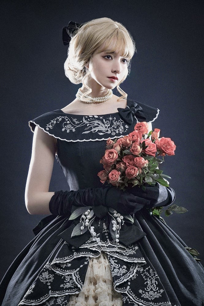 Dress Black Lily with Elegant of Valley Classic Embroidery Beige the Lolita