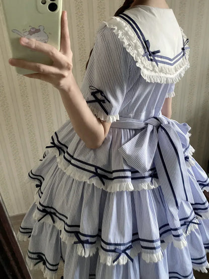 Gestreiftes blaues Sommerkleid mit abnehmbarem Ärmel-Lolita-Kragen, kurzes Matrosenkleid
