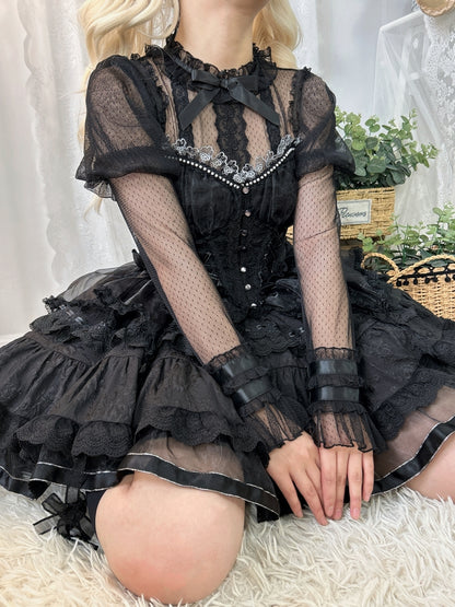 ブラックのフリルネックライン、ジュリエットスリーブ、シアーブラウス