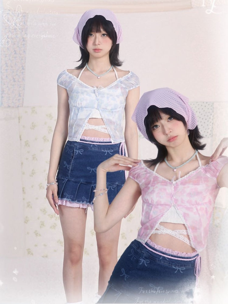 Blaues Top mit V-Ausschnitt und floralem Spitzenbesatz