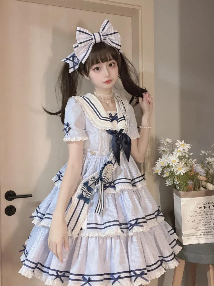 Gestreiftes blaues Sommerkleid mit abnehmbarem Ärmel-Lolita-Kragen, kurzes Matrosenkleid