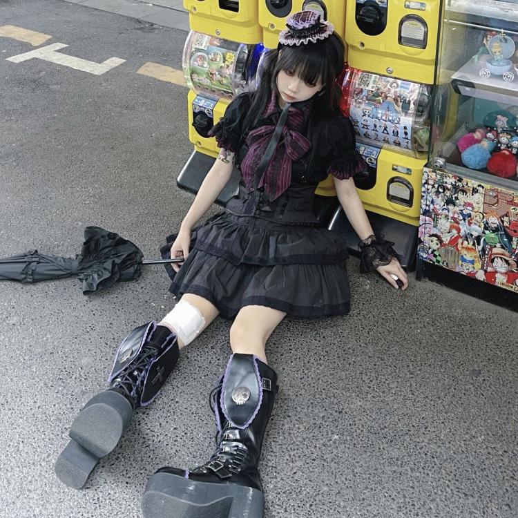 バッドバニーのレーストリム バニーイヤー プラットフォームブーツ